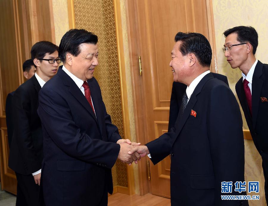 10月9日，在朝鮮進(jìn)行正式友好訪問的中共中央政治局常委、中央書記處書記劉云山與朝鮮勞動黨中央政治局委員、中央書記崔龍海舉行會談。新華社記者 饒愛民 攝