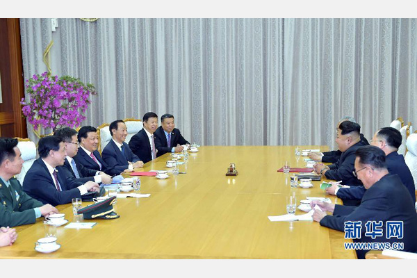 10月9日，中共中央政治局常委、中央書記處書記劉云山在平壤百花園迎賓館會見朝鮮勞動黨第一書記金正恩。 新華社記者 李濤 攝 