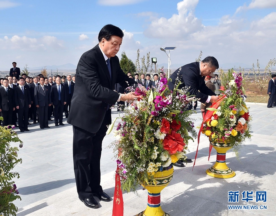 10月11日，中共中央政治局常委、中央書(shū)記處書(shū)記劉云山專(zhuān)程趕赴安州祭掃中國(guó)人民志愿軍烈士陵園，向中國(guó)人民志愿軍烈士敬獻(xiàn)花籃并默哀。 新華社記者 李濤 攝