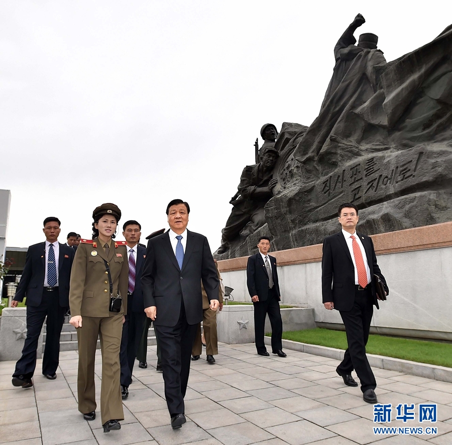 10月10日，正在朝鮮訪問(wèn)的中共中央政治局常委、中央書(shū)記處書(shū)記劉云山在平壤參觀朝鮮祖國(guó)解放戰(zhàn)爭(zhēng)勝利紀(jì)念館。 新華社記者 李濤 攝