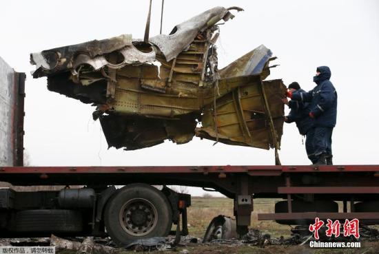 資料圖：2014年11月16日，烏克蘭頓涅茨克地區(qū)，墜毀MH17飛機事故現(xiàn)場成功搜尋到起落架的部分殘骸，一大塊機身殘片等。