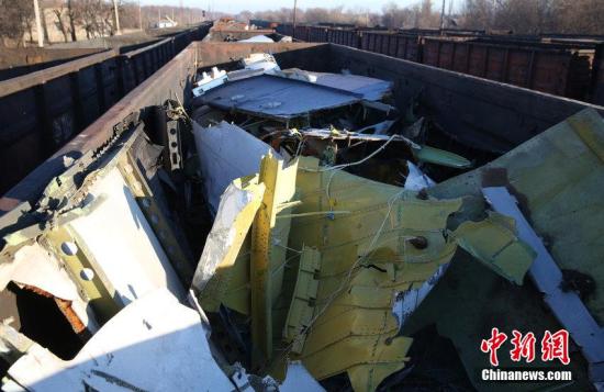 資料圖：烏克蘭頓涅茨克，MH17墜毀客機(jī)的殘骸裝上火車。圖片來源：CFP視覺中國