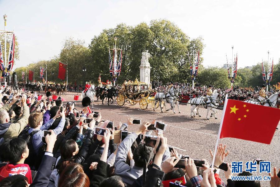 這是習(xí)近平和夫人彭麗媛在女王夫婦陪同下，乘坐皇家馬車前往白金漢宮下榻。新華社記者 周磊 攝
