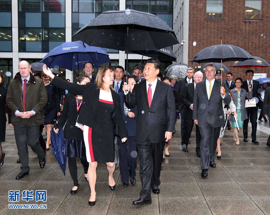 10月21日，國家主席習近平在倫敦參觀帝國理工學院。 新華社記者姚大偉 攝