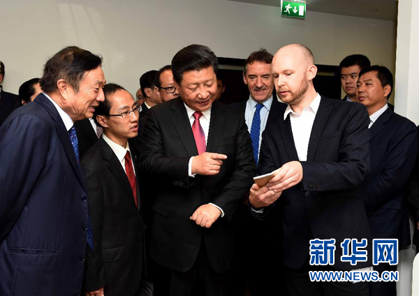 10月21日，國家主席習(xí)近平在倫敦參觀華為英國公司。 新華社記者 饒愛民 攝