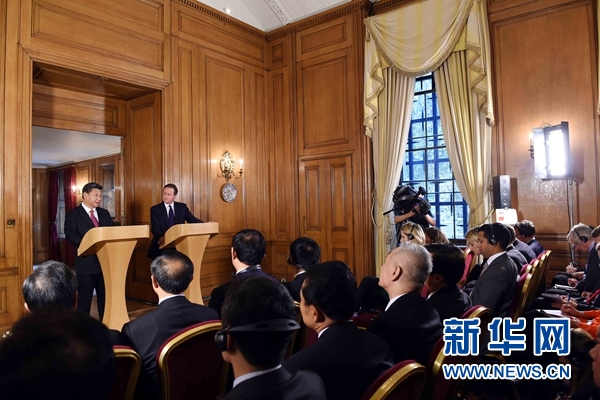 10月21日，國家主席習近平在倫敦唐寧街首相府同英國首相卡梅倫舉行會談。這是會談結束后，習近平和卡梅倫共同會見記者。 新華社記者 饒愛民 攝 