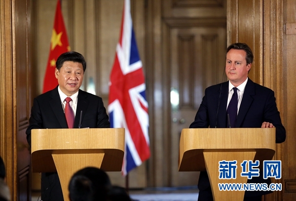 10月21日，國家主席習近平在倫敦唐寧街首相府同英國首相卡梅倫舉行會談。這是會談結束后，習近平和卡梅倫共同會見記者。 新華社記者 鞠鵬 攝 