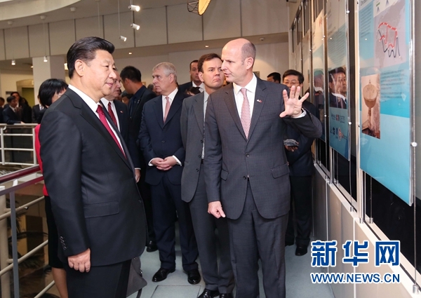 10月22日，國家主席習(xí)近平在倫敦參觀國際移動衛(wèi)星公司。新華社記者 姚大偉 攝 
