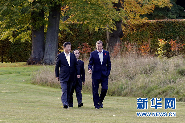 這是習近平與卡梅倫漫步草坪，邊走邊談。新華社記者 鞠鵬攝