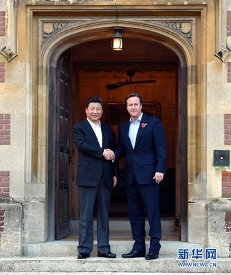 10月22日，國家主席習近平在契克斯首相鄉(xiāng)間別墅同英國首相卡梅倫再次會晤。 新華社記者 饒愛民 攝
