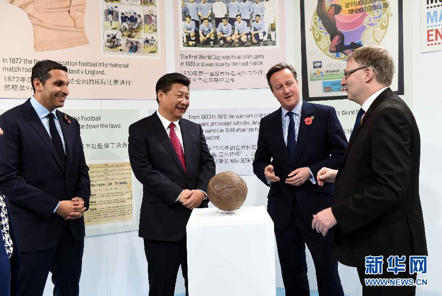 10月23日，國家主席習(xí)近平在英國首相卡梅倫陪同下，參觀曼徹斯特城市足球?qū)W院。 新華社記者 饒愛民 攝