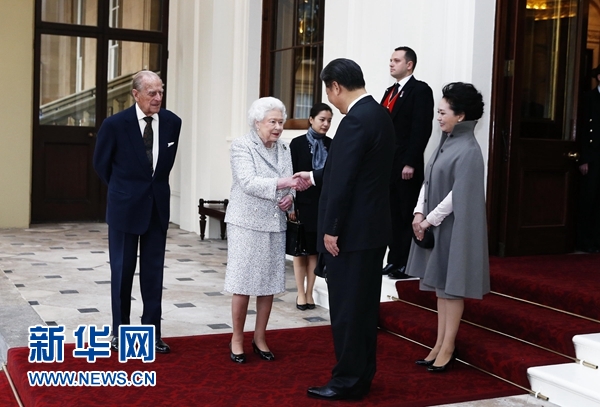 10月22日，國(guó)家主席習(xí)近平和夫人彭麗媛離開白金漢宮。離開前，英國(guó)女王伊麗莎白二世和丈夫菲利普親王專門前來同習(xí)近平夫婦親切話別。新華社記者 鞠鵬 攝