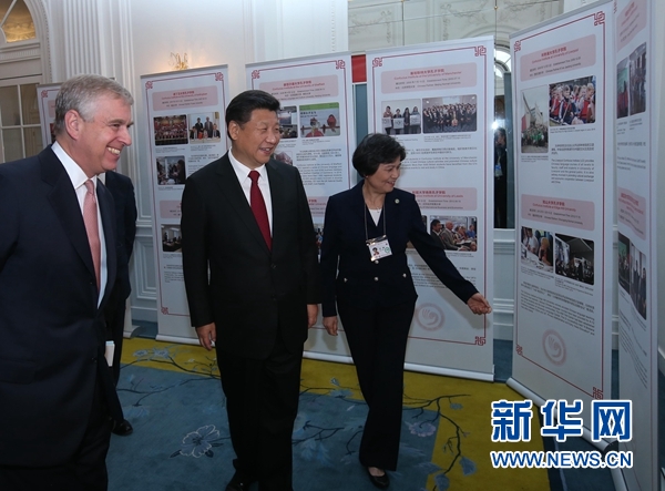 10月22日，國(guó)家主席習(xí)近平在倫敦出席全英孔子學(xué)院和孔子課堂年會(huì)開(kāi)幕式。這是習(xí)近平參觀全英孔子學(xué)院和孔子課堂成果圖片展。 新華社記者 龐興雷 攝