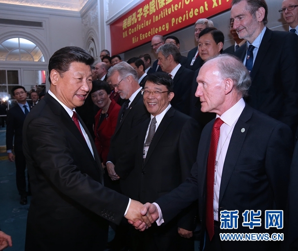 10月22日，國(guó)家主席習(xí)近平在倫敦出席全英孔子學(xué)院和孔子課堂年會(huì)開(kāi)幕式。這是習(xí)近平同參加開(kāi)幕式的嘉賓親切交談。 新華社記者 龐興雷 攝 