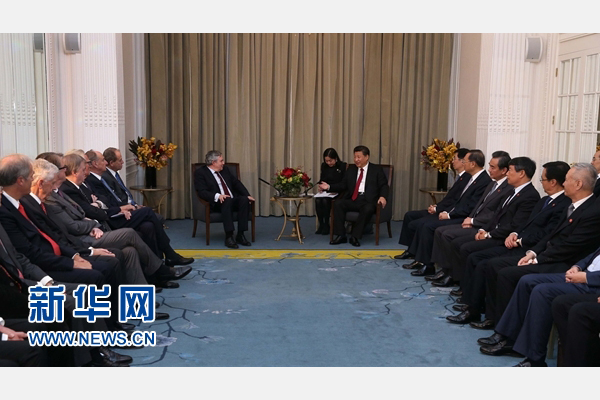 10月22日，國家主席習(xí)近平在倫敦集體會(huì)見英國前首相布朗等英國友人。新華社記者 龐興雷 攝 
