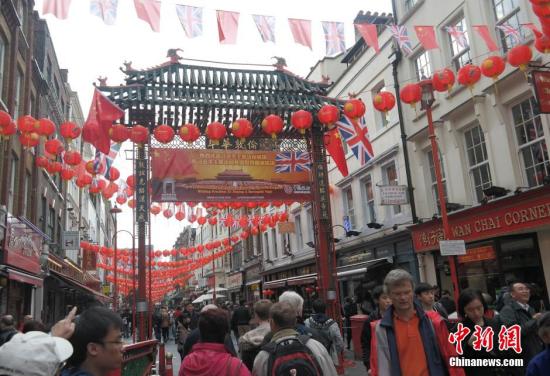 習(xí)近平主席訪問英國，倫敦唐人街掛出大紅燈籠和中英兩國國旗。 <a target='_blank' ><p  align=