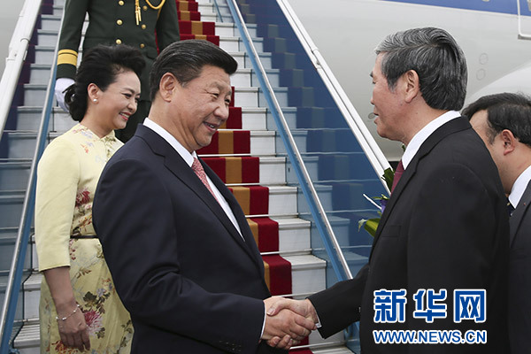 11月5日，中共中央總書記、國家主席習(xí)近平抵達越南首都河內(nèi)，開始對越南進行國事訪問。這是越南高級官員到機場迎接習(xí)近平和夫人彭麗媛。新華社記者蘭紅光攝 