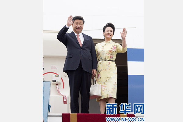 11月5日，中共中央總書記、國家主席習(xí)近平抵達越南首都河內(nèi)，開始對越南進行國事訪問。這是習(xí)近平和夫人彭麗媛步出艙門向歡迎人群揮手致意。新華社記者 李學(xué)仁 攝