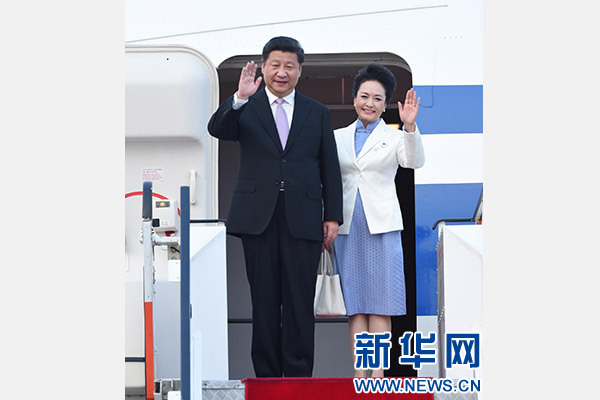 11月6日，國家主席習(xí)近平抵達(dá)新加坡，開始對新加坡進(jìn)行國事訪問。這是習(xí)近平和夫人彭麗媛步出艙門。 新華社記者張鐸攝