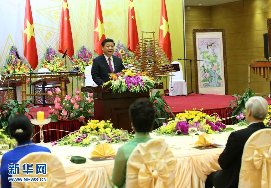 11月5日，中共中央總書記、國家主席習(xí)近平和夫人彭麗媛出席越共中央總書記阮富仲和越南國家主席張晉創(chuàng)在河內(nèi)國際會議中心舉行的盛大歡迎晚宴。新華社記者 龐興雷 攝 