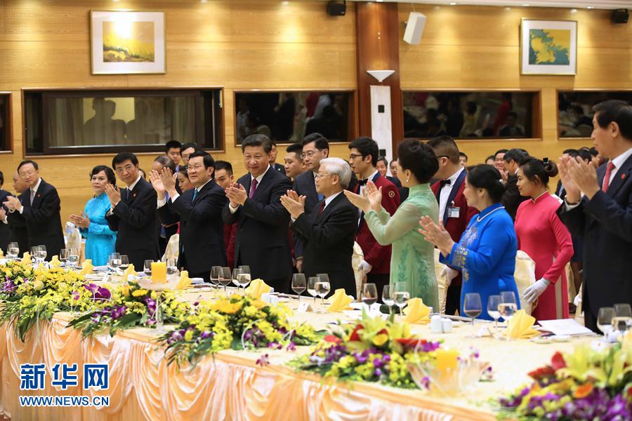 11月5日，中共中央總書記、國家主席習(xí)近平和夫人彭麗媛出席越共中央總書記阮富仲和越南國家主席張晉創(chuàng)在河內(nèi)國際會議中心舉行的盛大歡迎晚宴。新華社記者 龐興雷 攝 