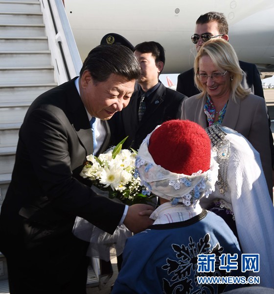 11月14日，國家主席習(xí)近平抵達土耳其安塔利亞，應(yīng)土耳其共和國總統(tǒng)埃爾多安邀請，出席二十國集團領(lǐng)導(dǎo)人第十次峰會。這是土耳其兒童向習(xí)近平主席獻花。新華社記者 饒愛民 攝 
