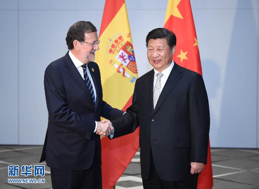 11月16日，國(guó)家主席習(xí)近平在土耳其安塔利亞會(huì)見(jiàn)西班牙首相拉霍伊。 新華社記者 張鐸 攝