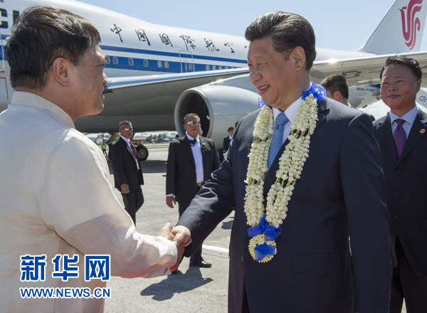11月17日，國家主席習(xí)近平抵達(dá)菲律賓首都馬尼拉尼諾·阿基諾國際機場，出席即將舉行的亞太經(jīng)合組織第二十三次領(lǐng)導(dǎo)人非正式會議。菲律賓高級官員到機場迎接習(xí)近平主席。新華社記者李學(xué)仁攝