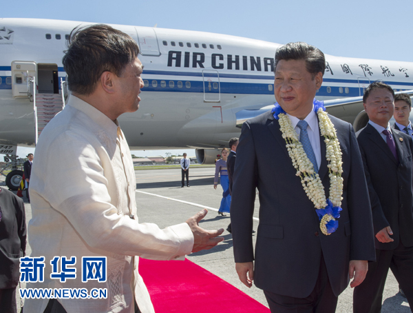 11月17日，國家主席習(xí)近平抵達(dá)菲律賓首都馬尼拉尼諾·阿基諾國際機場，出席即將舉行的亞太經(jīng)合組織第二十三次領(lǐng)導(dǎo)人非正式會議。菲律賓高級官員到機場迎接習(xí)近平主席。新華社記者李學(xué)仁攝