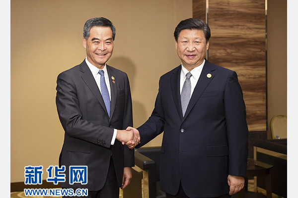 11月18日，國家主席習(xí)近平在菲律賓馬尼拉會見前來出席亞太經(jīng)合組織第二十三次領(lǐng)導(dǎo)人非正式會議的香港特別行政區(qū)行政長官梁振英。新華社記者謝環(huán)馳攝