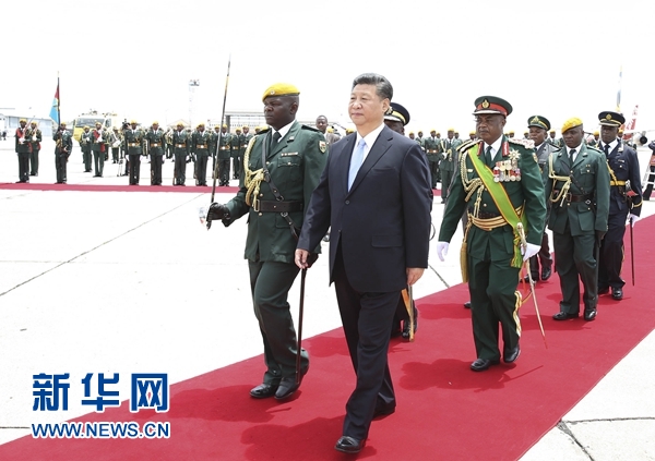 12月1日，中國國家主席習(xí)近平乘專機(jī)抵達(dá)津巴布韋首都哈拉雷，開始對津巴布韋進(jìn)行國事訪問。津巴布韋總統(tǒng)穆加貝在機(jī)場舉行隆重歡迎儀式。這是習(xí)近平檢閱儀仗隊(duì)。新華社記者 黃敬文 攝 
