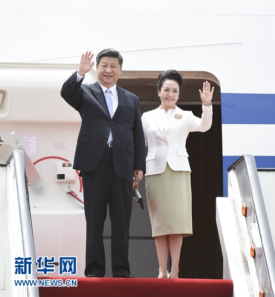 12月1日，中國國家主席習(xí)近平乘專機(jī)抵達(dá)津巴布韋首都哈拉雷，開始對津巴布韋進(jìn)行國事訪問。津巴布韋總統(tǒng)穆加貝在機(jī)場舉行隆重歡迎儀式。這是習(xí)近平和夫人彭麗媛向歡迎人群揮手致意。新華社記者 謝環(huán)馳 攝 