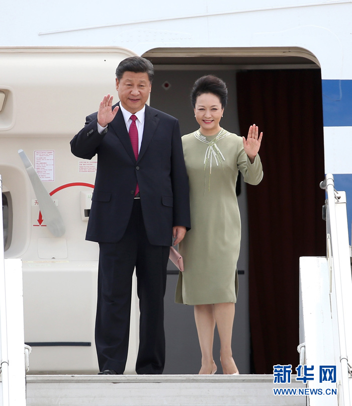 12月2日，國家主席習(xí)近平抵達(dá)南非首都比勒陀利亞，開始對南非進(jìn)行國事訪問。這是習(xí)近平和夫人彭麗媛向歡迎人群揮手致意。新華社記者龐興雷攝