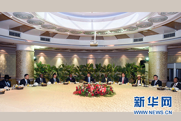 12月4日，國(guó)家主席習(xí)近平在約翰內(nèi)斯堡集體會(huì)見(jiàn)13位非洲國(guó)家領(lǐng)導(dǎo)人。 新華社記者 謝環(huán)馳 攝