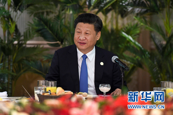 12月4日，國(guó)家主席習(xí)近平在約翰內(nèi)斯堡集體會(huì)見(jiàn)13位非洲國(guó)家領(lǐng)導(dǎo)人。 新華社記者 謝環(huán)馳 攝