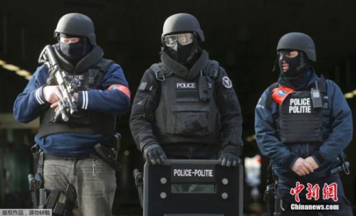 布魯塞爾全副武裝的警察。