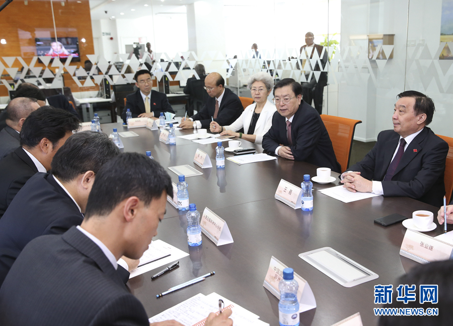 這是3月25日，張德江在肯尼亞首都內(nèi)羅畢考察中央電視臺(tái)非洲分臺(tái)并接見中央媒體駐非洲機(jī)構(gòu)負(fù)責(zé)人。 新華社記者馬占成攝