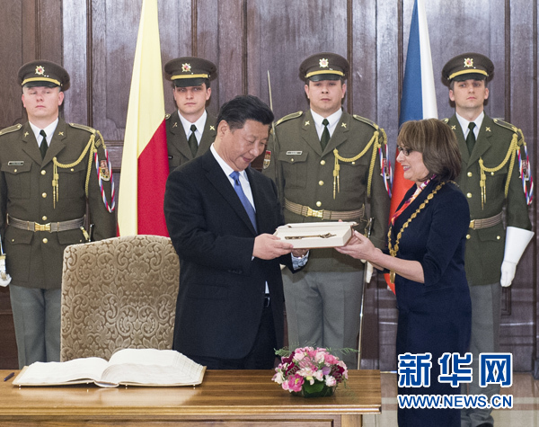 當?shù)貢r間3月29日，國家主席習近平在捷克布拉格會見布拉格市長科爾娜喬娃，并接受科爾娜喬娃代表該市贈予的城市鑰匙。 新華社記者 王曄 攝
