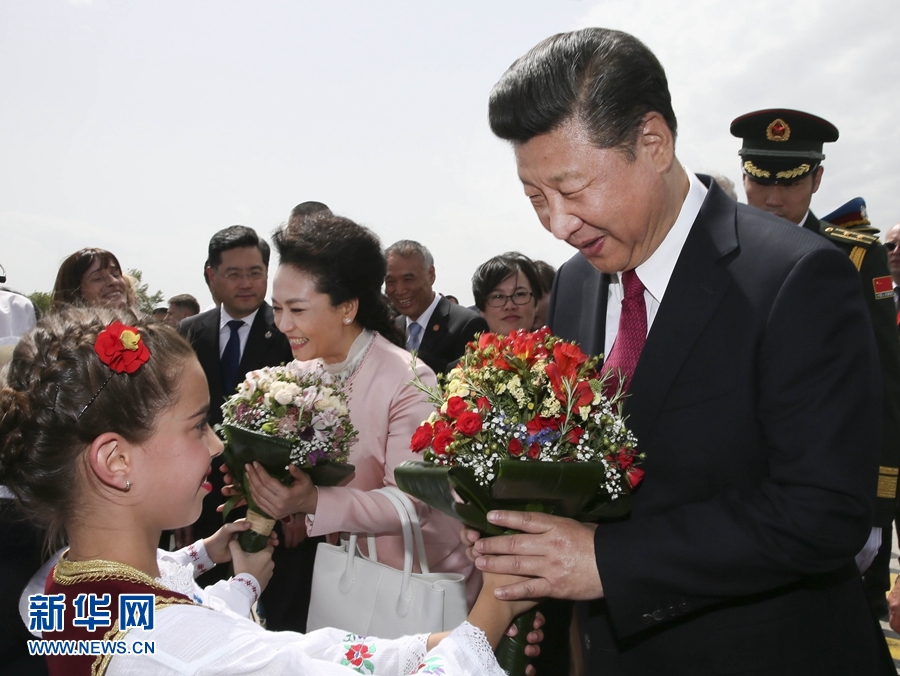  6月17日，國家主席習(xí)近平乘專機(jī)抵達(dá)貝爾格萊德，開始對(duì)塞爾維亞共和國進(jìn)行國事訪問。塞爾維亞少年兒童向習(xí)近平和夫人彭麗媛獻(xiàn)上鮮花。新華社記者 蘭紅光 攝 