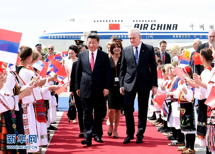6月17日，國家主席習(xí)近平乘專機(jī)抵達(dá)貝爾格萊德，開始對(duì)塞爾維亞共和國進(jìn)行國事訪問。習(xí)近平和夫人彭麗媛在機(jī)場(chǎng)受到塞爾維亞總統(tǒng)尼科利奇夫婦的熱情迎接。新華社記者 饒愛民 攝