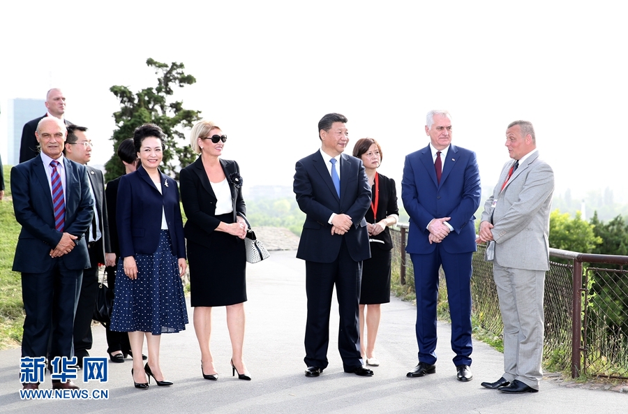 6月17日，中國(guó)國(guó)家主席習(xí)近平和夫人彭麗媛在塞爾維亞總統(tǒng)尼科利奇夫婦陪同下參觀具有悠久歷史的貝爾格萊德卡萊梅格丹公園。 新華社記者 馬占成 攝