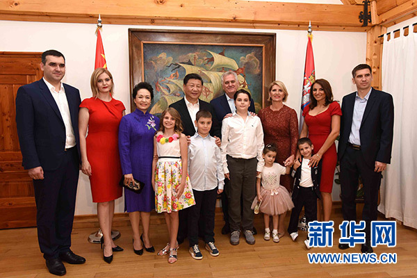 當?shù)貢r間6月17日，國家主席習近平同塞爾維亞總統(tǒng)尼科利奇在貝爾格萊德舉行會晤。這是習近平和夫人彭麗媛同尼科利奇夫婦及家人在和平別墅合影。新華社記者饒愛民攝