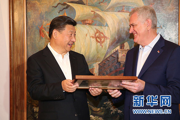 當?shù)貢r間6月17日，國家主席習近平同塞爾維亞總統(tǒng)尼科利奇在貝爾格萊德舉行會晤。這是尼科利奇向習近平贈送紀念品。新華社記者饒愛民攝