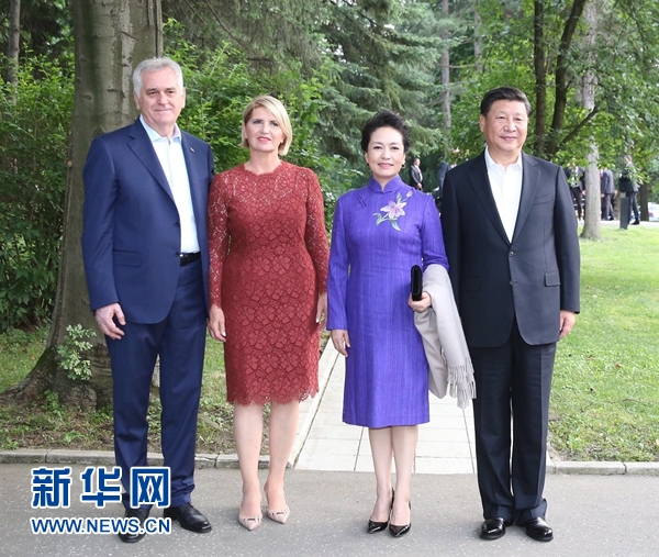 當?shù)貢r間6月17日，國家主席習近平同塞爾維亞總統(tǒng)尼科利奇在貝爾格萊德舉行會晤。這是習近平和夫人彭麗媛同尼科利奇夫婦在和平別墅合影。新華社記者 丁林 攝