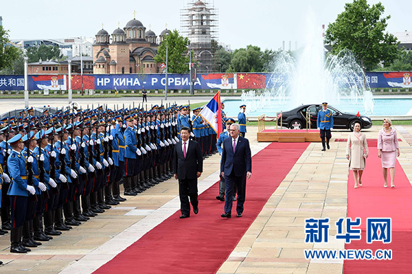 6月18日，國家主席習(xí)近平出席塞爾維亞總統(tǒng)尼科利奇在貝爾格萊德舉行的隆重歡迎儀式。 新華社記者饒愛民攝