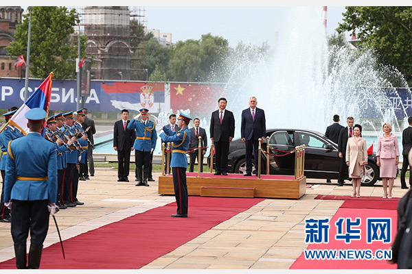  6月18日，國家主席習(xí)近平出席塞爾維亞總統(tǒng)尼科利奇在貝爾格萊德舉行的隆重歡迎儀式。 新華社記者馬占成攝