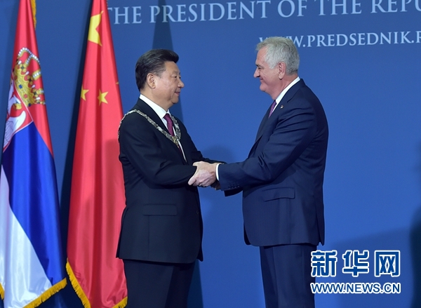 6月18日，國家主席習(xí)近平在貝爾格萊德同塞爾維亞總統(tǒng)尼科利奇舉行會談。會談后，尼科利奇向習(xí)近平授予塞爾維亞最高級別勛章“共和國一級榮譽(yù)勛章”，感謝習(xí)近平為中塞關(guān)系發(fā)展作出的杰出貢獻(xiàn)。新華社記者 李濤 攝 