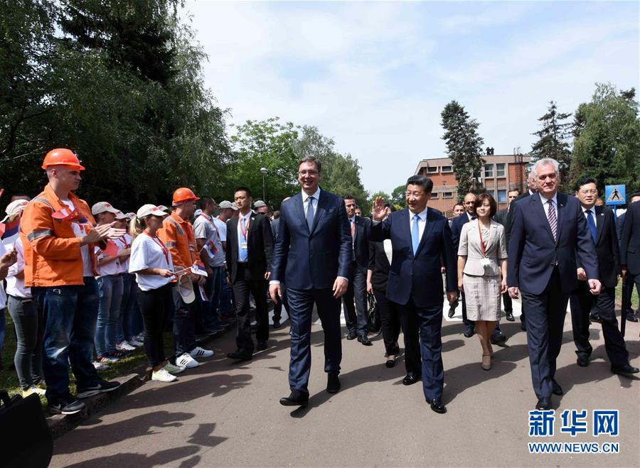 6月19日上午，國家主席習(xí)近平在貝爾格萊德參觀河鋼集團塞爾維亞斯梅代雷沃鋼廠。習(xí)近平抵達時，塞爾維亞總統(tǒng)尼科利奇、總理武契奇在停車處熱情迎接。鋼廠工人和家屬、當?shù)厥忻駭?shù)千人夾道歡迎。新華社記者 饒愛民 攝