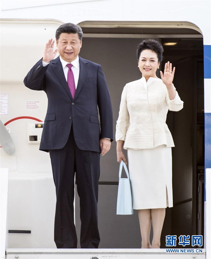 6月19日，國(guó)家主席習(xí)近平抵達(dá)華沙，開始對(duì)波蘭共和國(guó)進(jìn)行國(guó)事訪問(wèn)。這是習(xí)近平和夫人彭麗媛步出艙門。 新華社記者 謝環(huán)馳 攝 