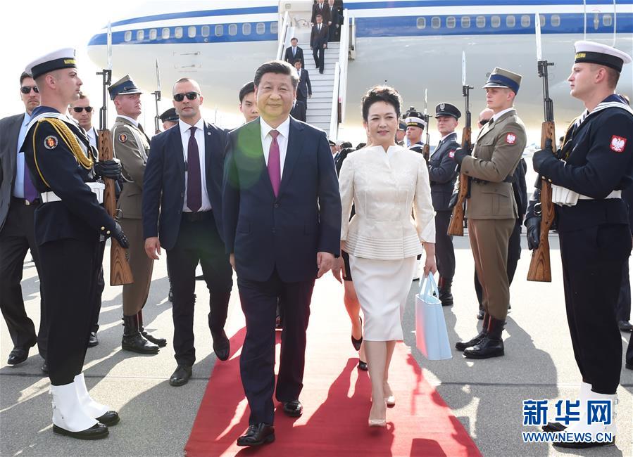 6月19日，國(guó)家主席習(xí)近平抵達(dá)華沙，開始對(duì)波蘭共和國(guó)進(jìn)行國(guó)事訪問(wèn)。這是習(xí)近平和夫人彭麗媛走下飛機(jī)。 新華社記者 饒愛民 攝
